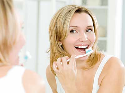鏡の前で美息美人を使用した歯磨き