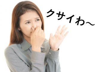 臭くて鼻を触る女性